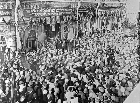 Bukhara residents greeting Mikhail Kalinin