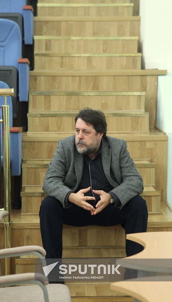 Cinema Union first members receive membership cards