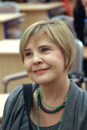 Cinema Union first members receive membership cards