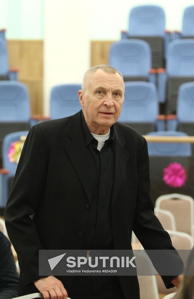 Cinema Union first members receive membership cards