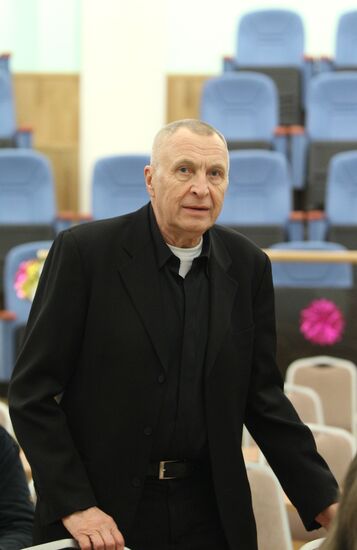 Cinema Union first members receive membership cards