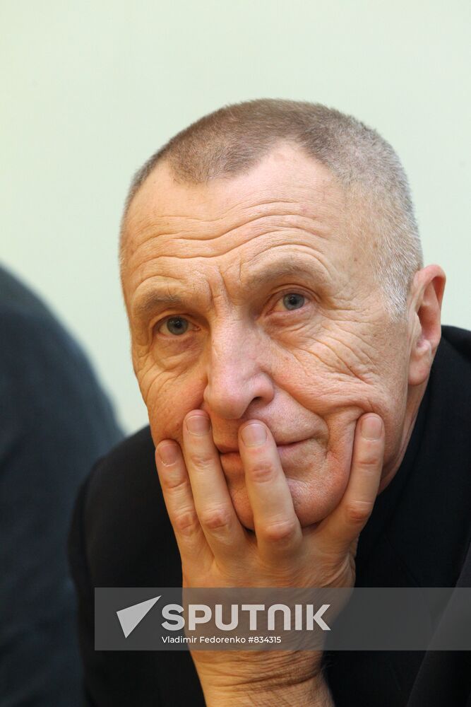 Cinema Union first members receive membership cards