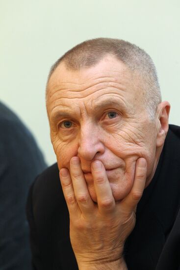 Cinema Union first members receive membership cards