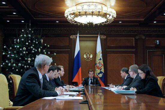 Dmitry Medvedev chairs meeting on economic issues