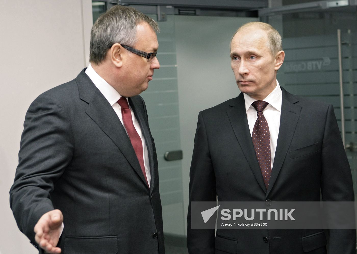 Vladimir Putin visits new VTB bank office