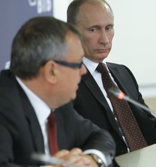 Vladimir Putin visits new VTB bank office