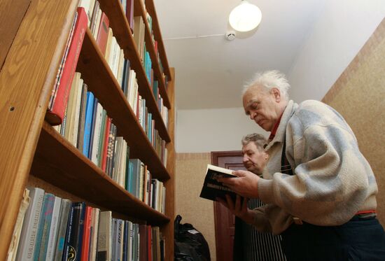 Night Shelter residents pick up books