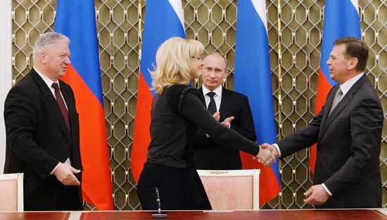 Vladimir Putin attends signing ceremony of general agreement