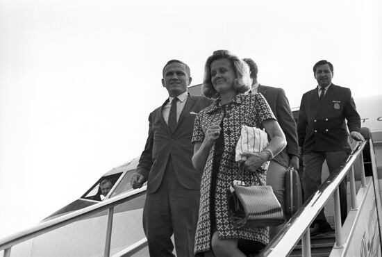 F. Borman and his wife at the Sheremetyevo Airport