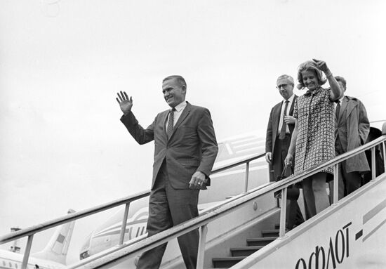 F. Borman and the accompanying persons at the Leningrad airport