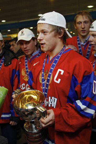 Russian national junior hockey team arrives in Moscow