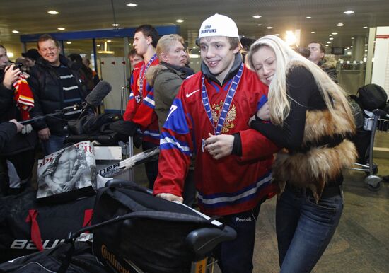 Russian national junior hockey team arrives in Moscow