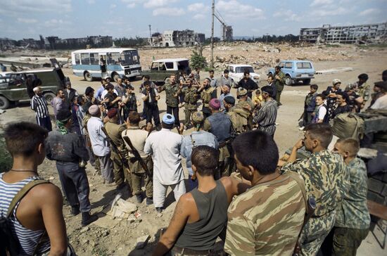 Russian soldiers and representatives of Chechen units