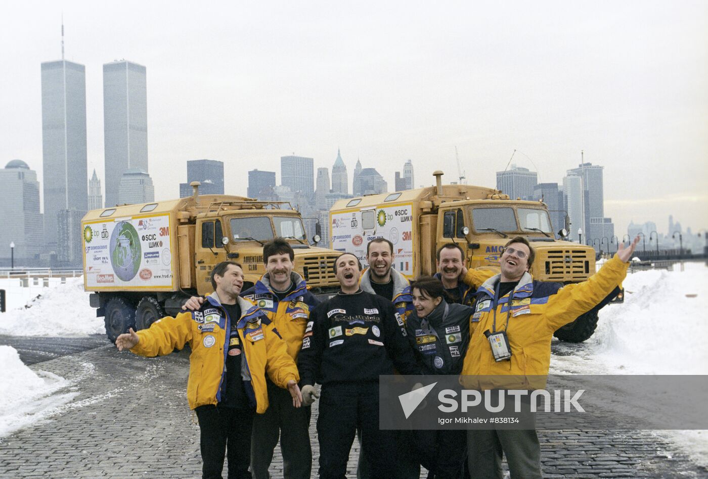 Participants in round-the-world motor rally, New York