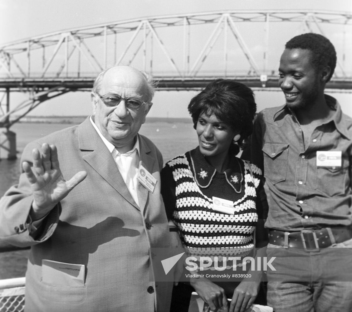 Gregory Roshal, Huraa Hakim, Sanama Hoda