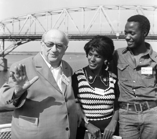 Gregory Roshal, Huraa Hakim, Sanama Hoda