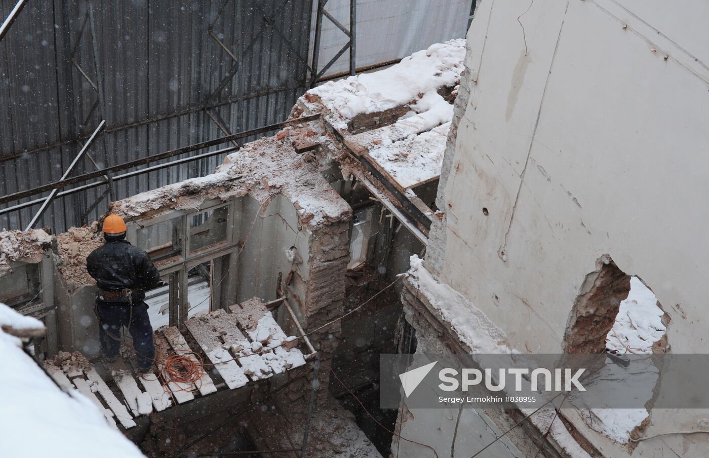 Pulling down "Literary House" in St.Petersburg