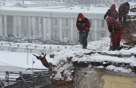 Pulling down "Literary House" in St.Petersburg