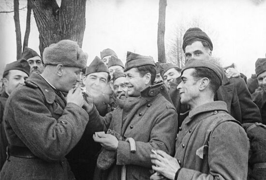 Soviet and French soldiers