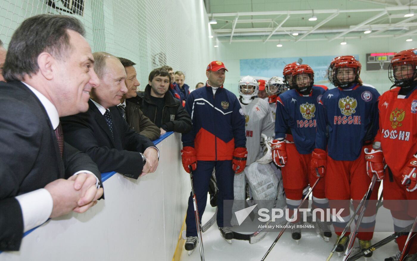 Vladimir Putin visits Novogorsk training center