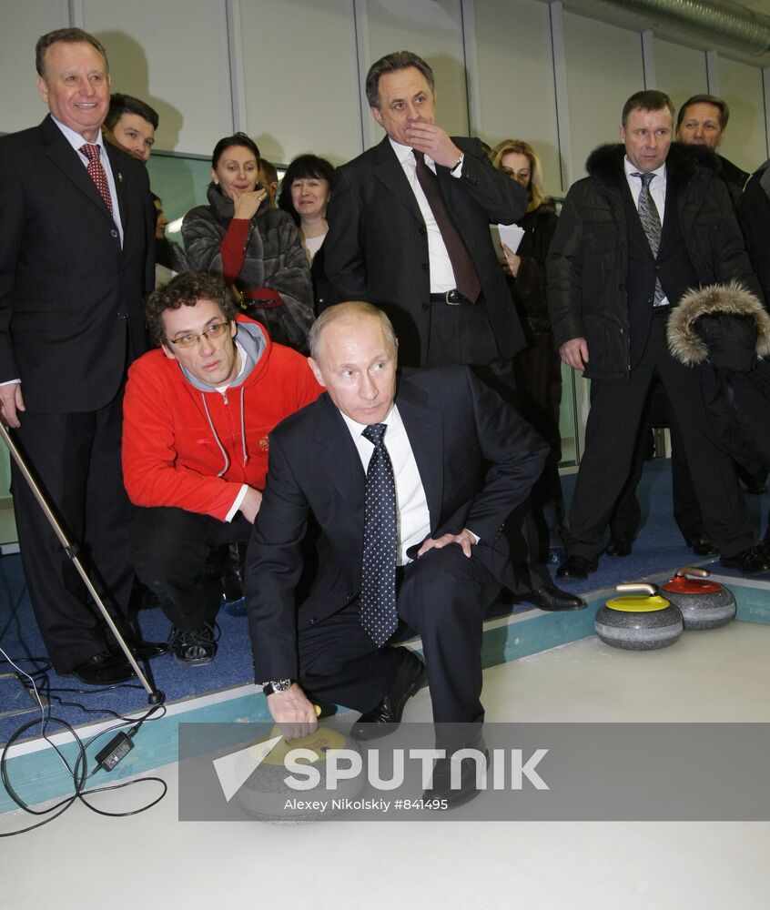 Vladimir Putin visits Novogorsk training center