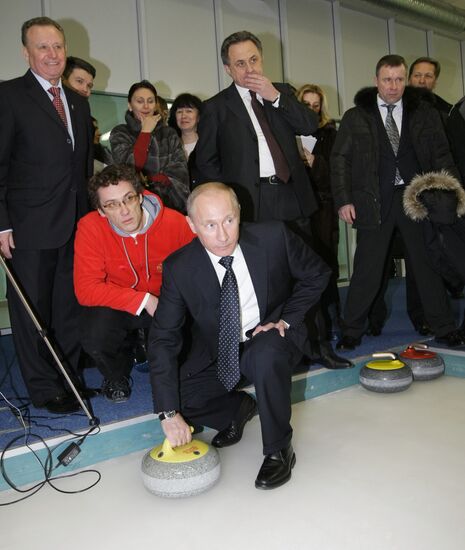 Vladimir Putin visits Novogorsk training center