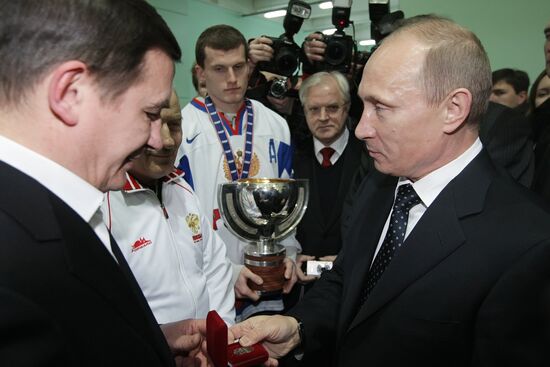 Vladimir Putin visits Novogorsk training center