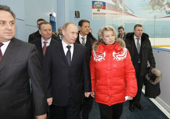 Vladimir Putin visits Novogorsk training center