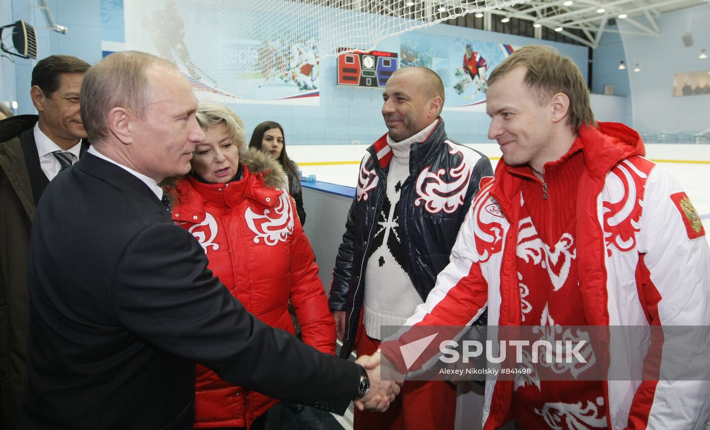 Vladimir Putin visits Novogorsk training center