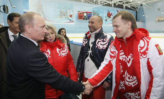 Vladimir Putin visits Novogorsk training center