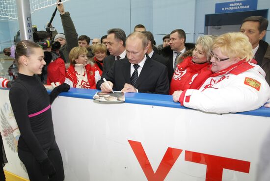 Vladimir Putin visits Novogorsk training center