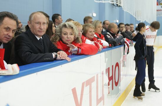 Vladimir Putin visits Novogorsk training center