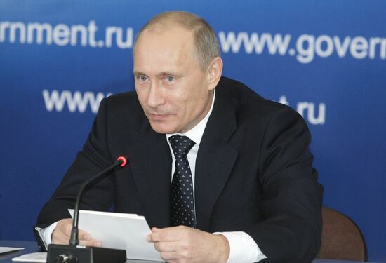 Vladimir Putin visits Novogorsk training center