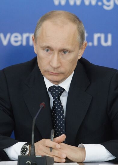 Vladimir Putin visits Novogorsk training center