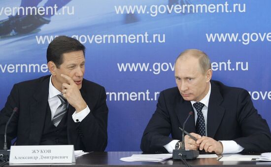 Vladimir Putin visits Novogorsk training center
