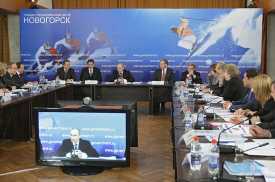 Vladimir Putin visits Novogorsk training center