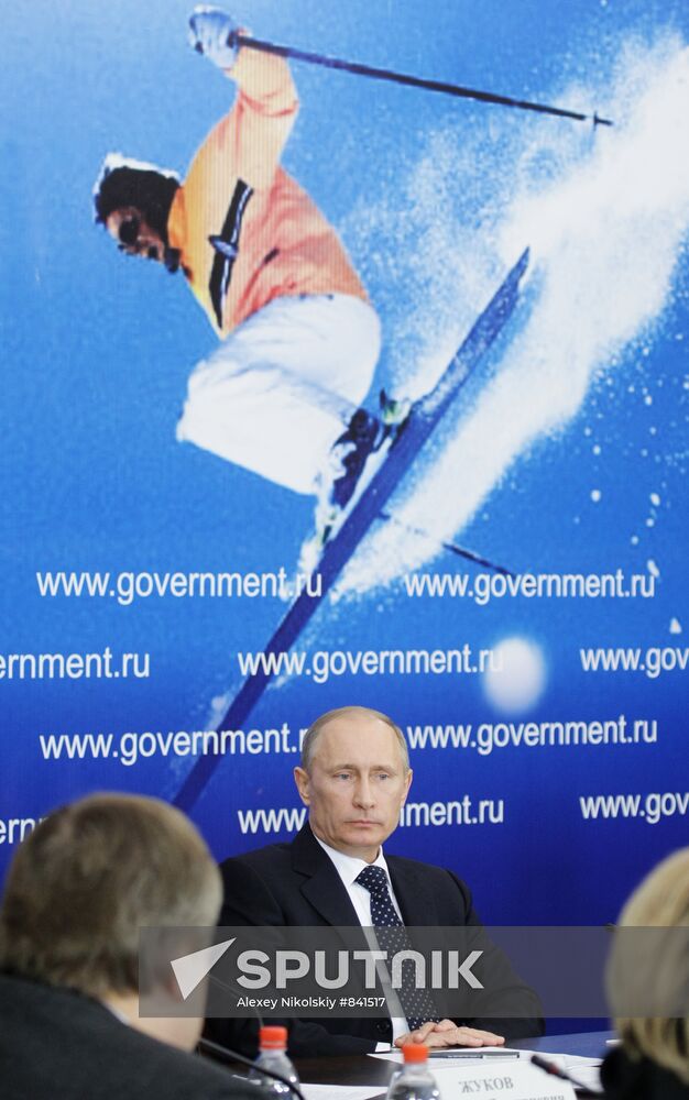 Vladimir Putin visits Novogorsk training center