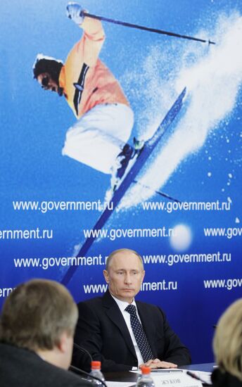 Vladimir Putin visits Novogorsk training center