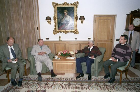 Boris Yeltsin meets with Martti Ahtisaari