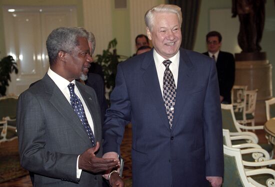 Boris Yeltsin meets with Kofi Annan