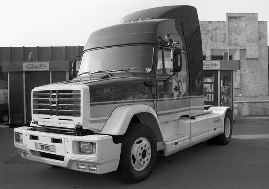 "AMO-ZIL" truck-tractor of new generation