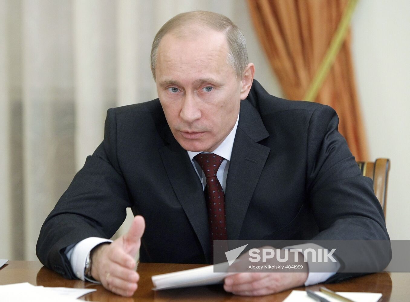 Vladimir Putin meets with United Russia Party leadership