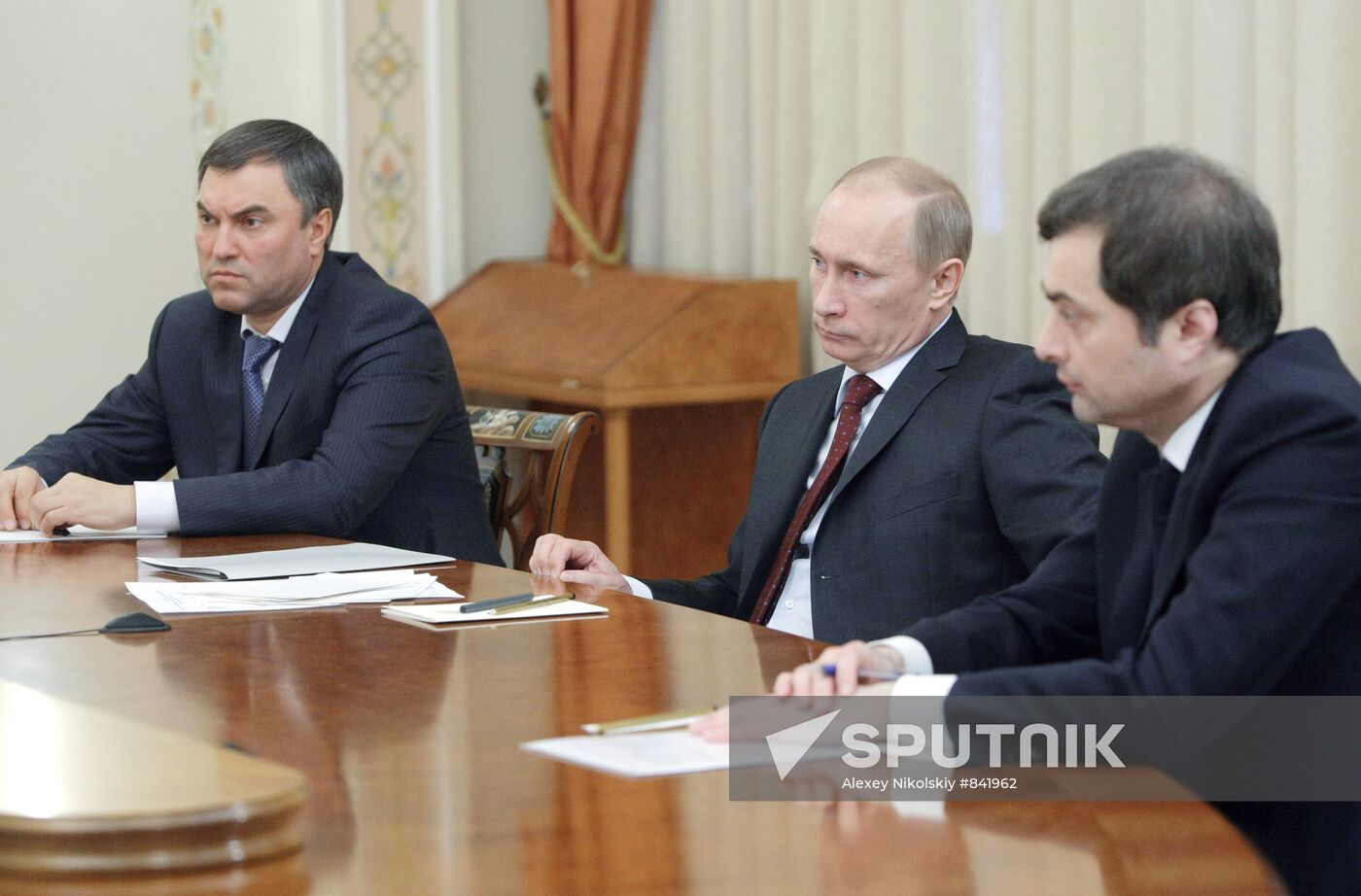 Vladimir Putin meets with United Russia Party leadership