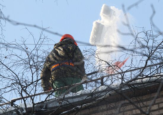 Clearing Moscow's house roofs of snow and ice