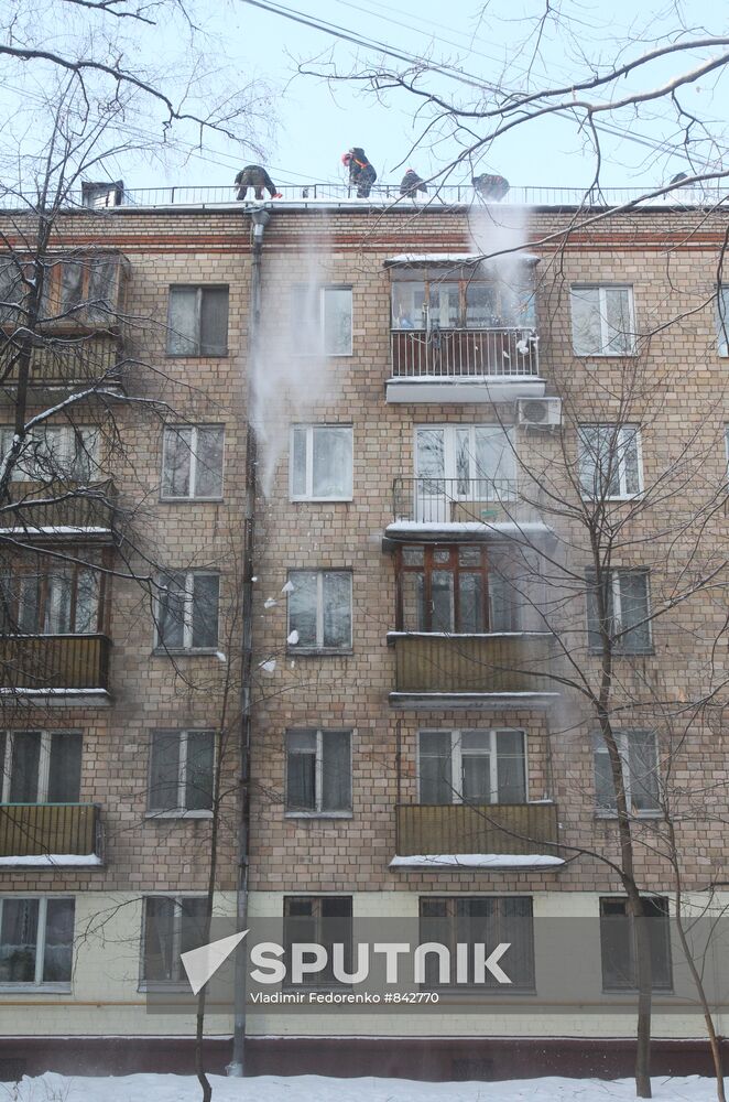 Clearing Moscow's house roofs of snow and ice