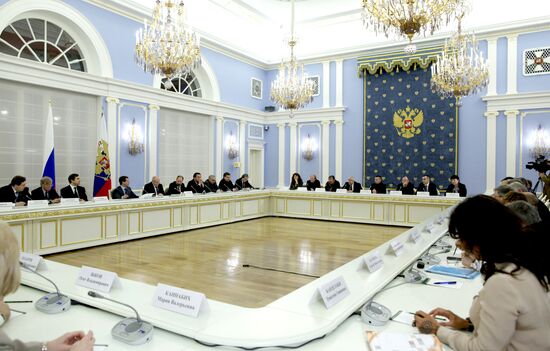 Dmitry Medvedev meets with members of Public Chamber