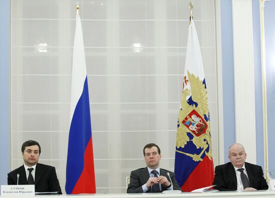 Dmitry Medvedev meets with members of Public Chamber