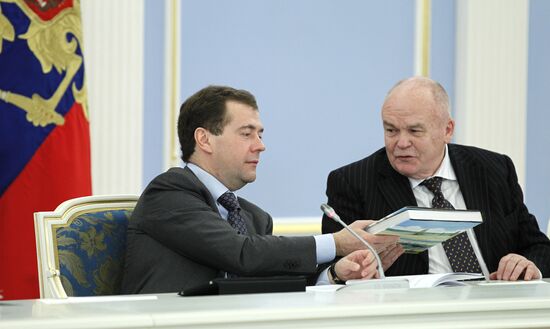 Dmitry Medvedev meets with members of Public Chamber