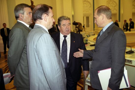 Vladimir Putin meets with businessmen