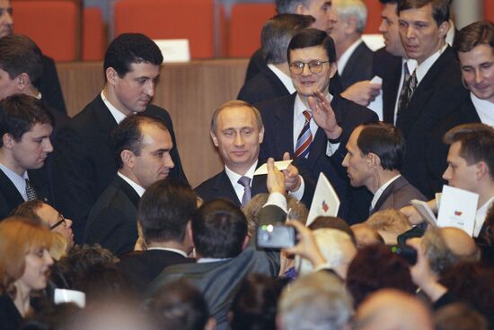 Vladimir Putin speaks with meeting participants